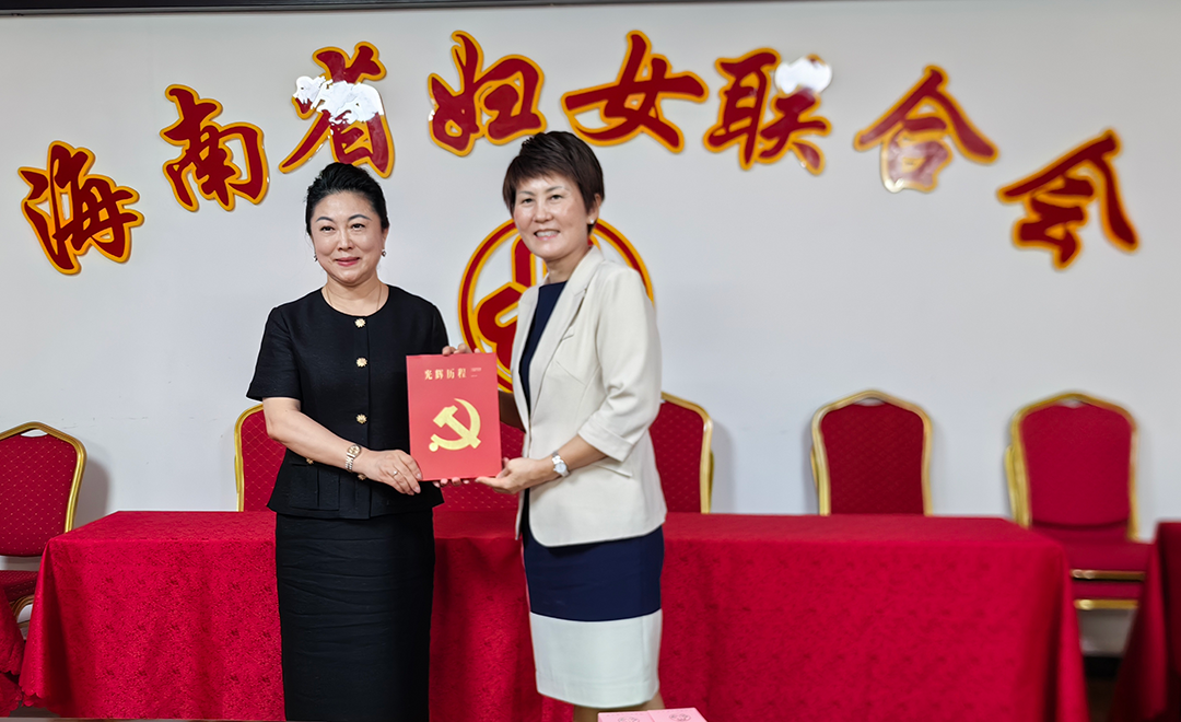 世界华人协会全球执行主席郝金玲与海南省妇联主席陈健娇进行会谈并互赠纪念品